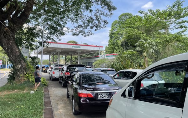 19日、ヤンゴンのガソリンスタンドで、給油待ちの車の列