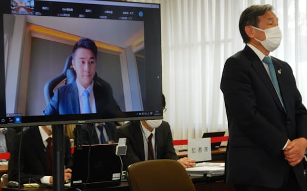 19日、和歌山県議会のIR特別委にオンライン参加したクレアベストニームベンチャーズのマリオ・ホー代表取締役と仁坂吉伸知事
