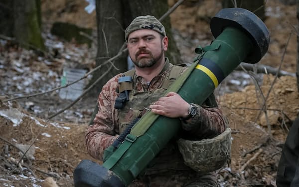 ウクライナ北部で、対戦車ミサイル「ジャベリン」を手にするウクライナ兵士（3月13日）＝ロイター