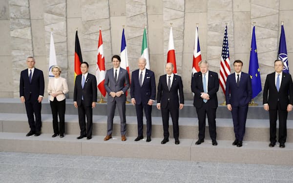 3月にブリュッセルで開いたG7首脳会合の記念撮影に臨む各国首脳ら（共同）