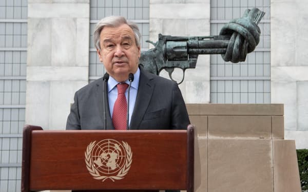 戦争否定と非暴力を象徴する彫刻「発射不能の銃」の前で記者団に語る国連のグテレス事務総長=国連提供