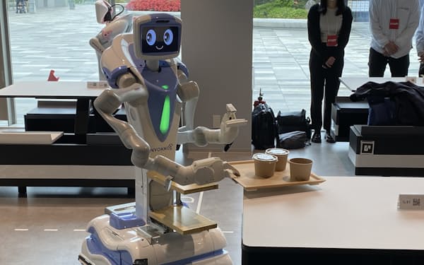 一般客が利用できるレストランでロボット実用の可能性を探る（２０日、東京都大田区）