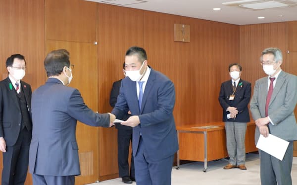 エコモットの入沢拓也社長と北大の山本強名誉教授が就任した（20日、札幌市）