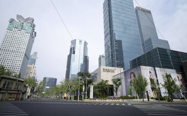 ゼロコロナ規制で中国経済は失速している（16日、閑散とする上海の市街地）＝ロイター・共同