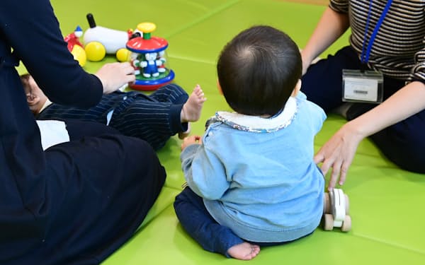 子育て支援施設を利用する親子連れ
