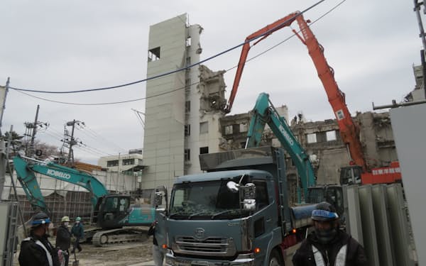 秋田市中心部のビジネスホテル跡地で建物の解体工事が進む（４月14日）