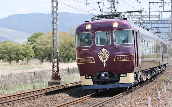 報道陣に公開され、奈良市内を走行する近鉄の観光特急「あをによし」(12日)