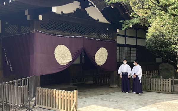 岸田首相は靖国神社の春季例大祭に合わせ真榊を奉納した =21日午前、東京・九段北