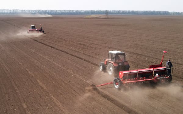 ウクライナ・キーウ（キエフ）近郊の畑で大豆を播く農作業の風景（2020年4月撮影）＝ロイター