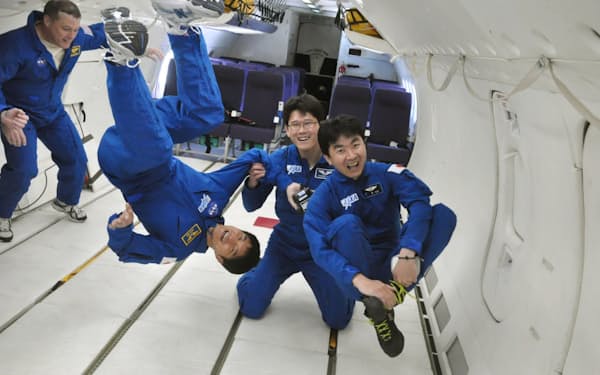 　2010年5月、航空機による無重力訓練をするJAXAの宇宙飛行士ら（JAXA・NASA提供）