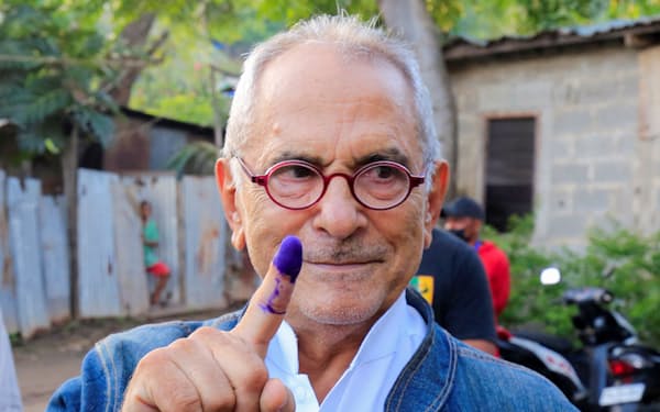 投票済みのインクの付いた指を示すノーベル平和賞受賞者ラモス・ホルタ元大統領（１９日、ディリ）＝ロイター