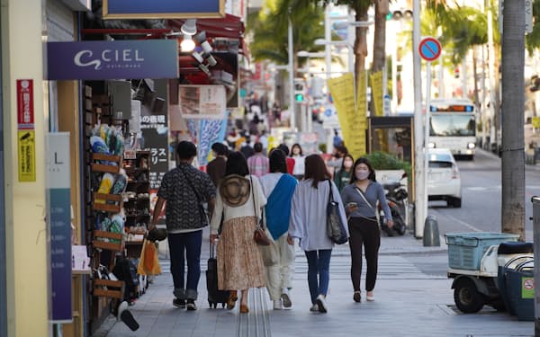 那覇市の繁華街「国際通り」は県外から多くの観光客を集める（3月）