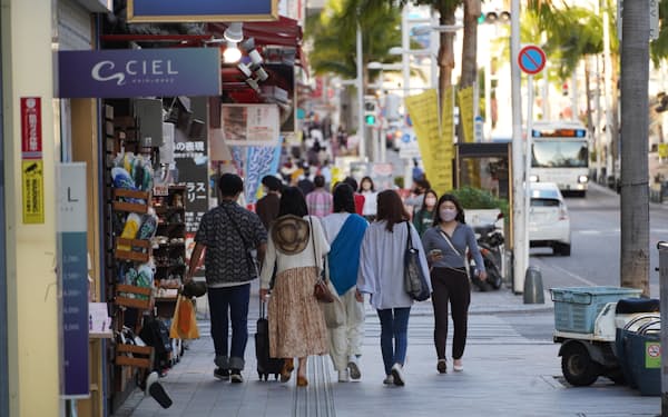 那覇市の繁華街「国際通り」は県外から多くの観光客を集める(3月)