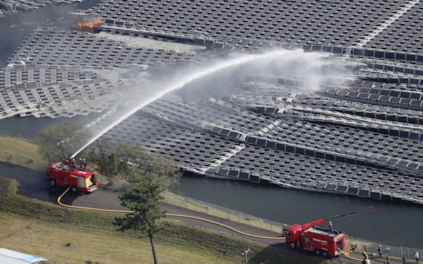 太陽光パネルの大量廃棄が課題になる（2019年9月の台風で損壊し、出火した水上の太陽光パネル）=共同