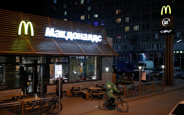 ロシアの店舗の一時閉 鎖を発表した米マクドナルドだが、従業員には給与を支払い続けているという＝ロイター