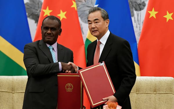 中国とソロモン諸島は近年、関係を強化してきた（19年9月、北京で開いた国交樹立の署名式典）＝ロイター