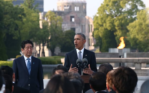 2016年に当時のオバマ米大統領(中央)は広島を訪れた(広島市中区の平和記念公園)