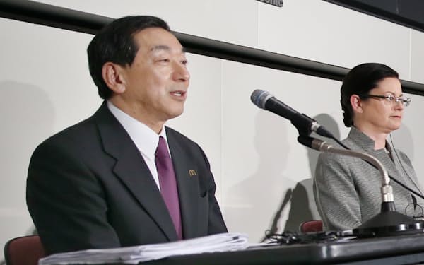業績の見通しを発表する日本マクドナルドホールディングスの下平副社長㊧とサラ・カサノバ社長(2015年4月、肩書は当時)