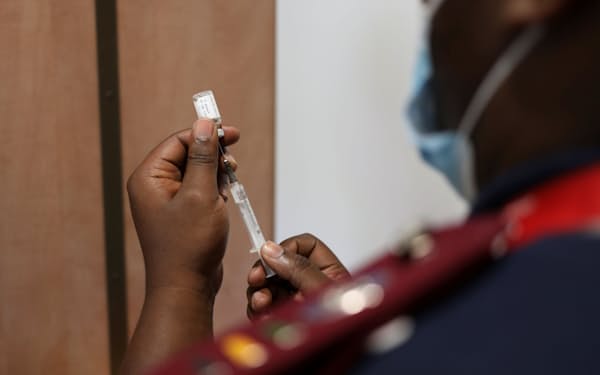 南アフリカでコロナワクチンの接種を準備する看護師。アフリカなどではワクチン接種が先進国ほど進まない＝ロイター