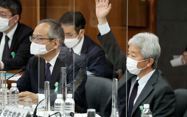 国民投票法に関するCM規制を巡り、衆院憲法審で意見を述べる民放連の永原専務理事㊧と堀木常務理事(21日午前)