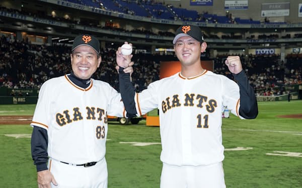 プロ初勝利を挙げ、ウイニングボールを手に原監督（左）と笑顔を見せる巨人・平内（21日、東京ドーム）＝共同