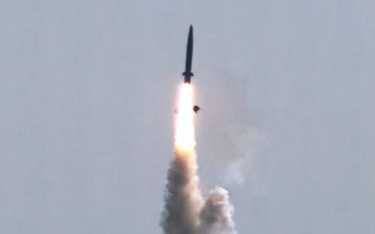 2021年9月、韓国が実施した潜水艦発射弾道ミサイル（SLBM）の発射実験（韓国国防省提供・共同）