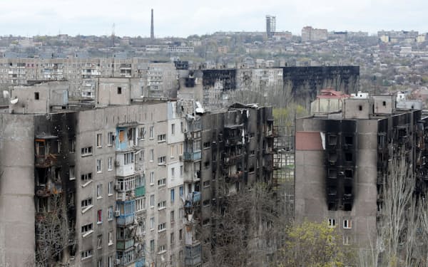 ロシア軍との戦闘で破壊されたウクライナ南東部・マリウポリの建物＝ロイター