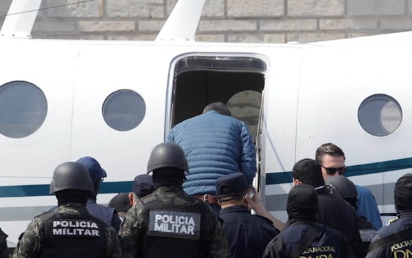 米国に向かう航空機に乗り込むホンジュラスのエルナンデス前大統領＝ロイター