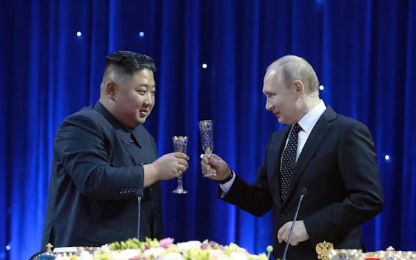 北朝鮮の金正恩総書記（左）を迎え、乾杯するロシアのプーチン大統領（2019年4月、ロシア極東のウラジオストク）＝朝鮮中央通信・ロイター