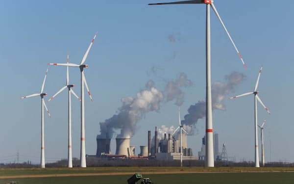 ドイツは2022年末に全ての原子炉の稼働を停止する（風力発電施設と石炭火力発電所）＝ロイター 