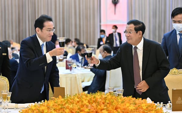 岸田首相（左）とカンボジアのフン・セン首相（３月、プノンペン）＝共同