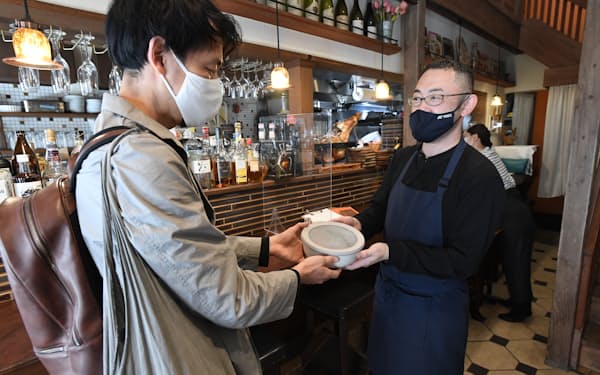 複数の飲食店が協力し、地域一体でリユース容器を活用する取り組みが広がっている（神奈川県鎌倉市）