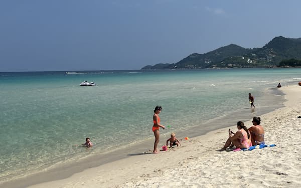 タイは入国規制の緩和で外国人観光客の受け入れを拡大する（同国サムイ島のビーチ）