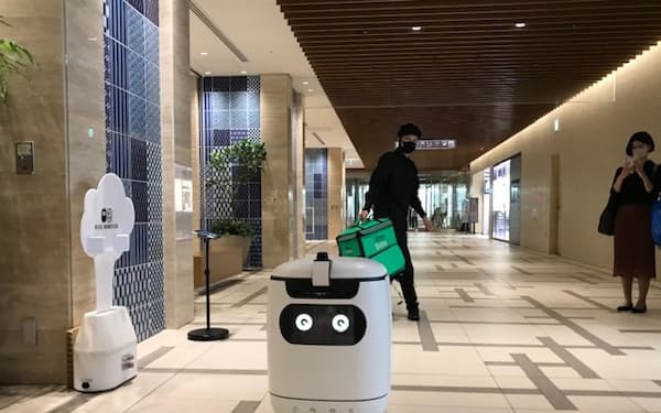 ロボットがエレベーターを乗り降りして品物を運ぶ（日本橋室町三井タワー内）