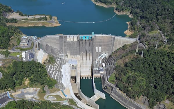 鶴田ダム（鹿児島県）は放水設備を増設して治水能力を高めた（国土交通省提供）