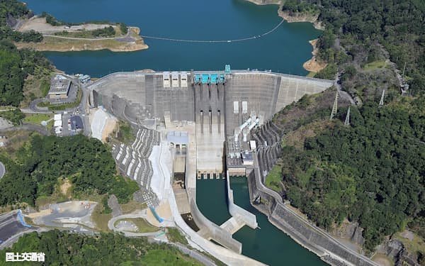 鶴田ダム(鹿児島県)は放水設備を増設して治水能力を高めた(国土交通省提供)