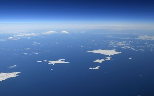 　北海道・根室半島の納沙布岬（のさっぷみさき）（左下）沖に広がる北方領土。歯舞群島（中央）、色丹島（右上）、国後島（左奥（おく））。はるか右奥にうっすらと択捉島が見える