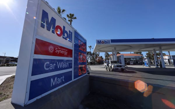 ガソリン価格の高止まりもサービス消費の抑制要因に（３月、カリフォルニア州の給油所）＝ロイター