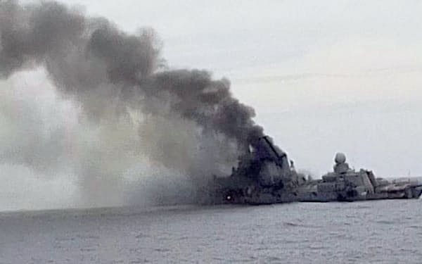 　ロシア黒海艦隊旗艦モスクワだとされ、黒煙が上がる艦艇（ウクライナのゲラシチェンコ内相顧問のテレグラムから・共同）