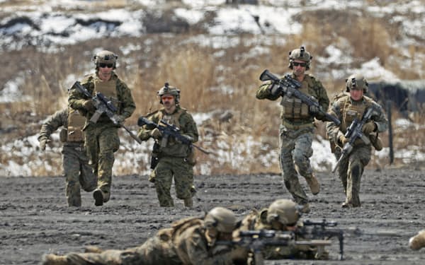 米海兵隊員らによる離島防衛訓練（3月、静岡県）＝共同