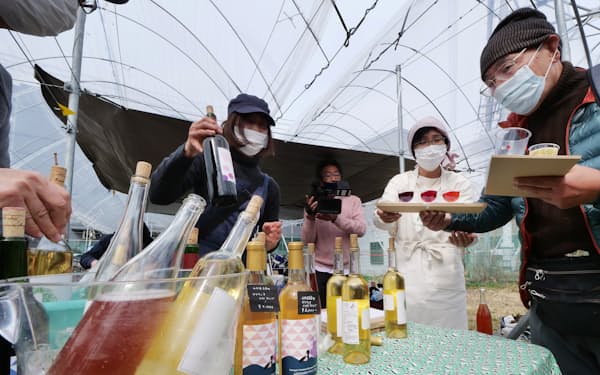 新酒披露会では東京ワイナリーの練馬産ワインが販売された（３月13日、東京都練馬区）
