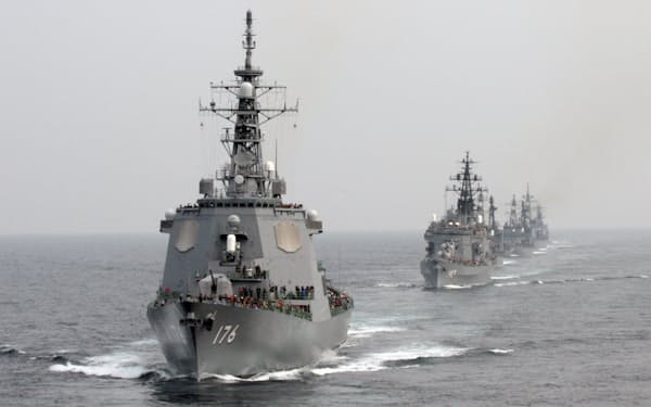 海上自衛隊の「こんごう」型イージス艦「ちょうかい」（左）＝２００６年１０月２９ 日、神奈川県沖の相模湾