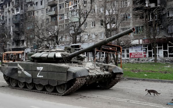 ウクライナの都市マリウポリを走る親ロシア軍の戦車＝ロイター