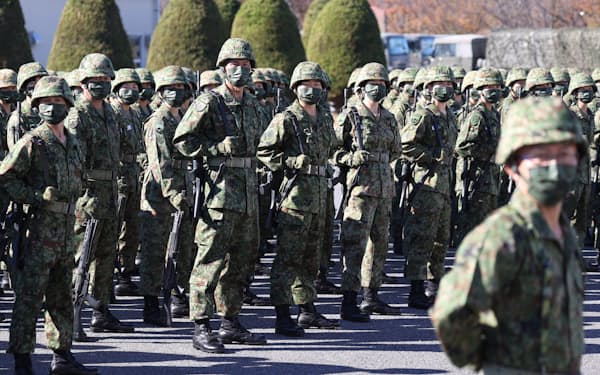 自衛隊観閲式で岸田首相の訓示を聞く自衛隊員（2021年11月、陸上自衛隊朝霞駐屯地）