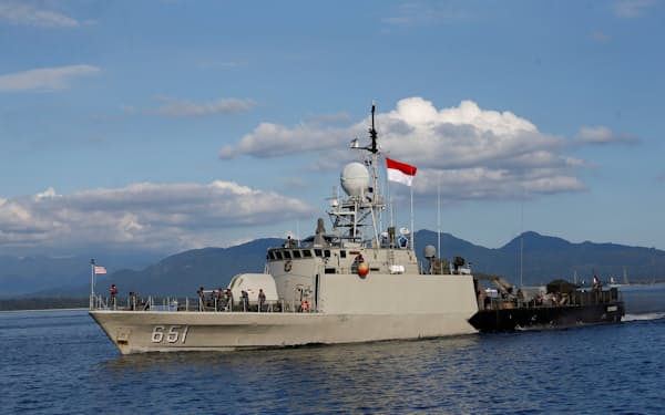 インドネシア海軍の哨戒艦KRIシンガ651は国営造船PALインドネシアが手がけた（2021年4月、東ジャワ州）＝ロイター