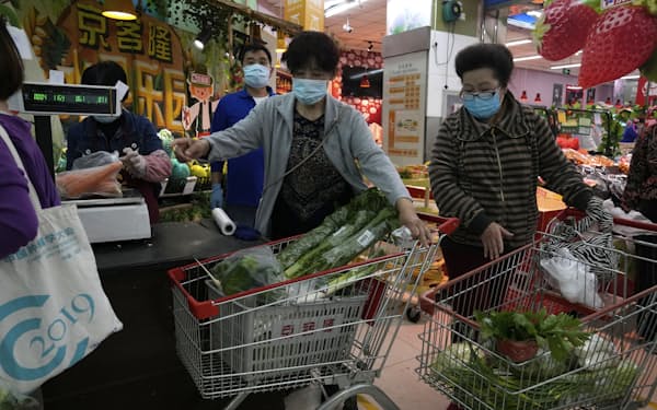 都市封鎖の噂で北京市では買いだめが激しくなっている（25日）=AP