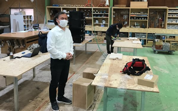 木工機械や工具を使って家具などを製作できるシェア工房を開業するノブの吉沢社長