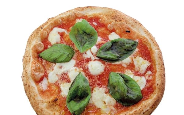 ナポリを代表する料理、ピザ・マルゲリータ。イタリア国旗と同じ色であるトマト(赤)、モツァレラチーズ(白)、バジル(緑)が使われている。(LUCIANO FURIA/GETTY)