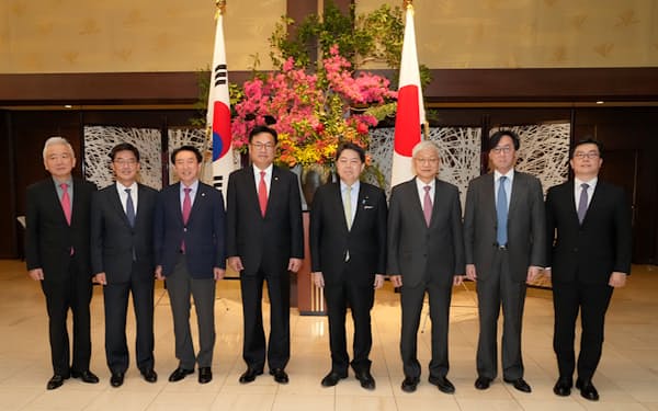 林外相（右から4人目）は韓国の代表団と夕食会を開いた（25日、都内）＝外務省提供
