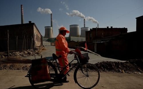 山西省大同市の煙を吐く石炭火力発電所。国内有数の石炭産地である山西省は、中国におけるクリ ーンエネルギー移行のモデルケースとされている。（PHOTOGRAPH BY NOEL CELIS, AFP/GETTY）